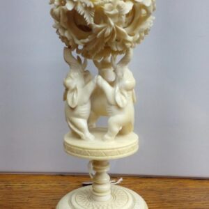 Columna con elefantes en marfil